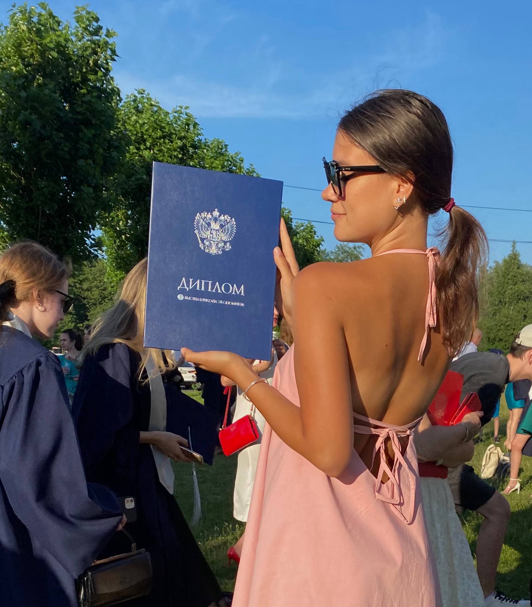 Катя, основательница Destiny School, с дипломом